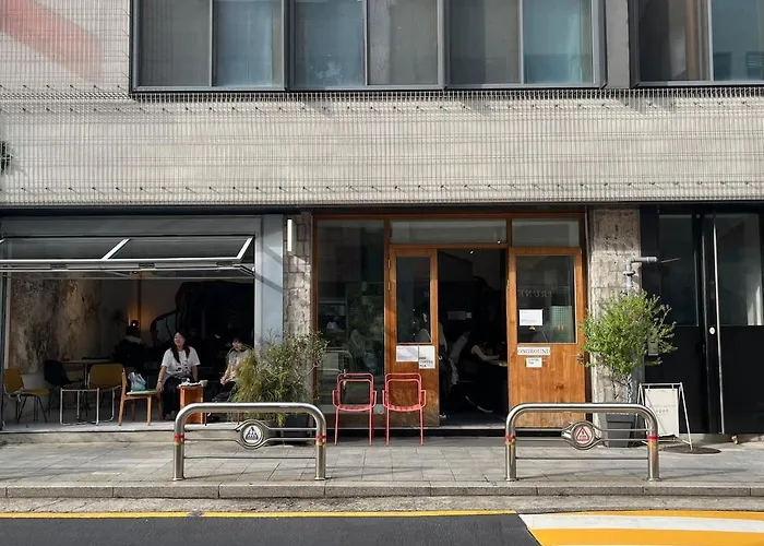 Aurora#서울역차로5분#남영역도보8분#숙대입구역 도보10분#숙소근처 맛집리스트 제공#k푸드탐방#경복궁#명동#이태원#홍대#1층#호텔급침구 Apartment *